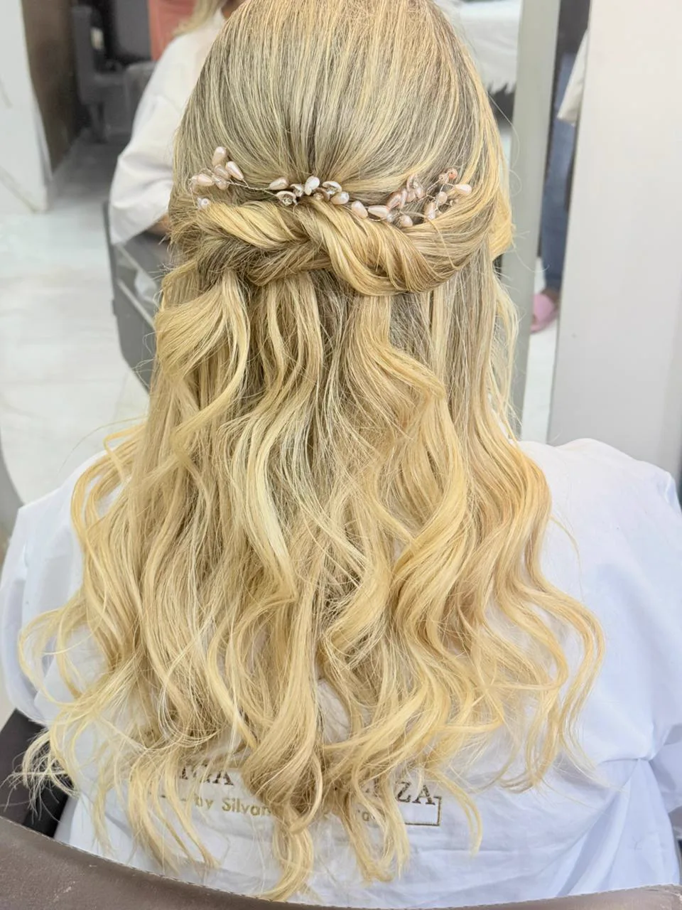 Penteado madrinha feito na Amiga da Beleza